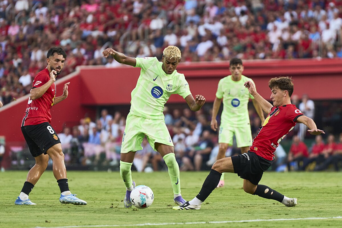 7. Barcelona<br><br>Toplam Kadro Değeri: 875 Milyon €<br><br>Öne Çıkan Yıldızlar: Robert Lewandowski, Pedri, Gavi<br><br>Açıklama: Katalan dev, hem tecrübe hem genç yetenekleri kadrosunda barındırıyor.