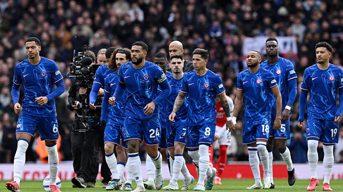 6. Chelsea<br><br>Toplam Kadro Değeri: 890 Milyon €<br><br>Öne Çıkan Yıldızlar: Raheem Sterling, Kai Havertz, Mason Mount<br><br> Londra ekibi, genç ve deneyimli yıldızların karışımıyla dikkat çekiyor.