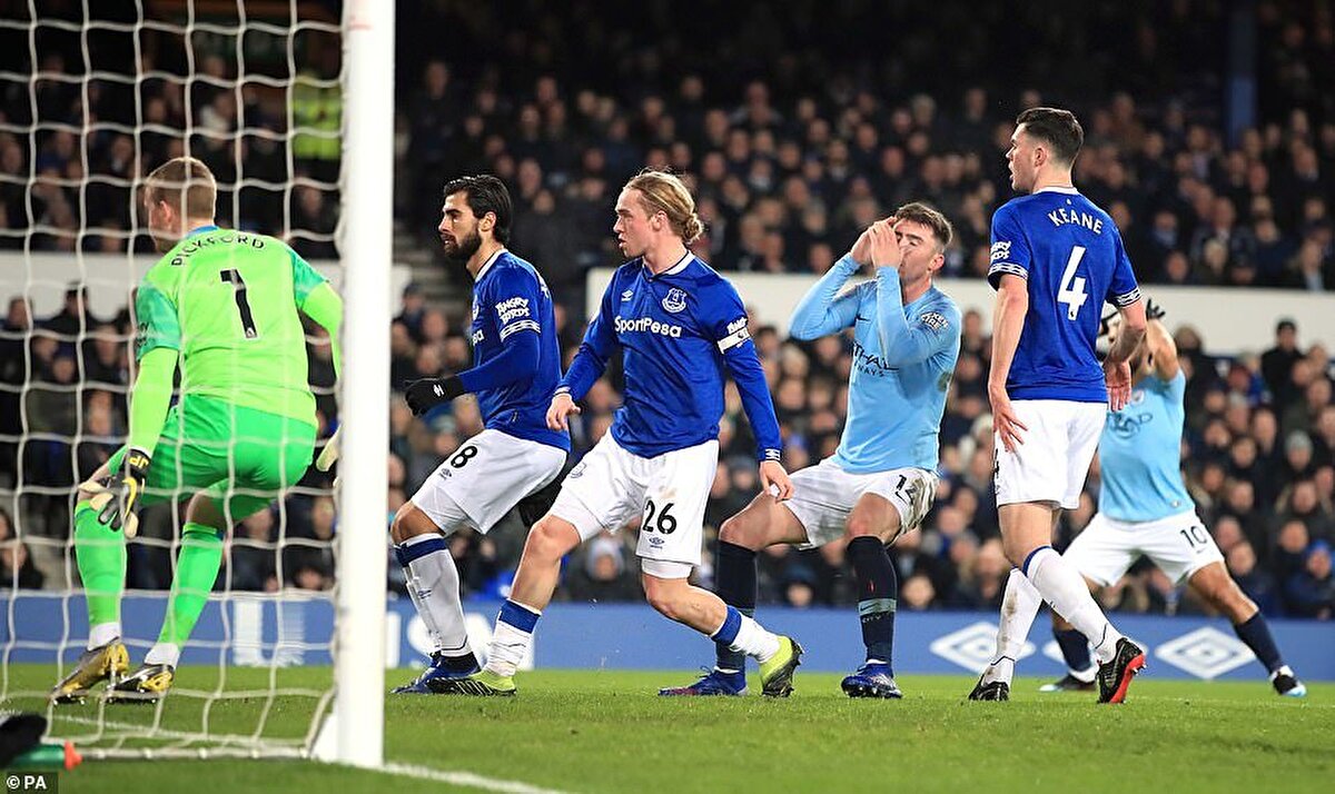 2. Manchester City<br><br>Toplam Kadro Değeri: 1,18 Milyar €<br><br>Öne Çıkan Yıldızlar: Erling Haaland, Kevin De Bruyne, Phil Foden<br><br> Pep Guardiola yönetiminde teknik ve mali açıdan dengeli bir kadro.