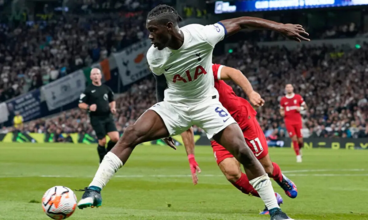 Fenerbahçe'nin transfer listesinde yer alan Tottenham'ın Malili futbolcusu Yves Bissouma, milli takımdan arkadaşı Nene'nin Fenerbahçe'ye transferini kutladı.<br>