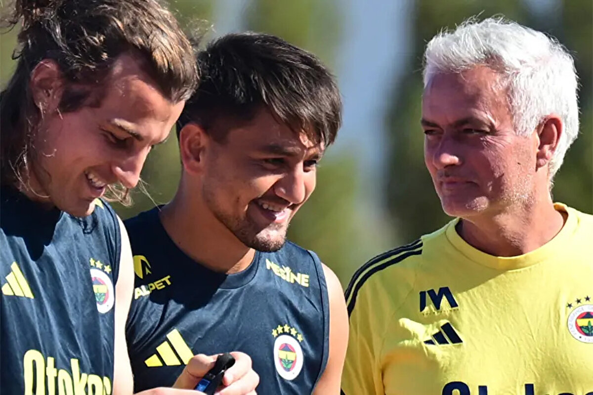 Şampiyonlar Ligi play-off turu ilk maçında Benfica'yı konuk edecek Fenerbahçe'de Cengiz Ünder gelişmesi yaşandı.