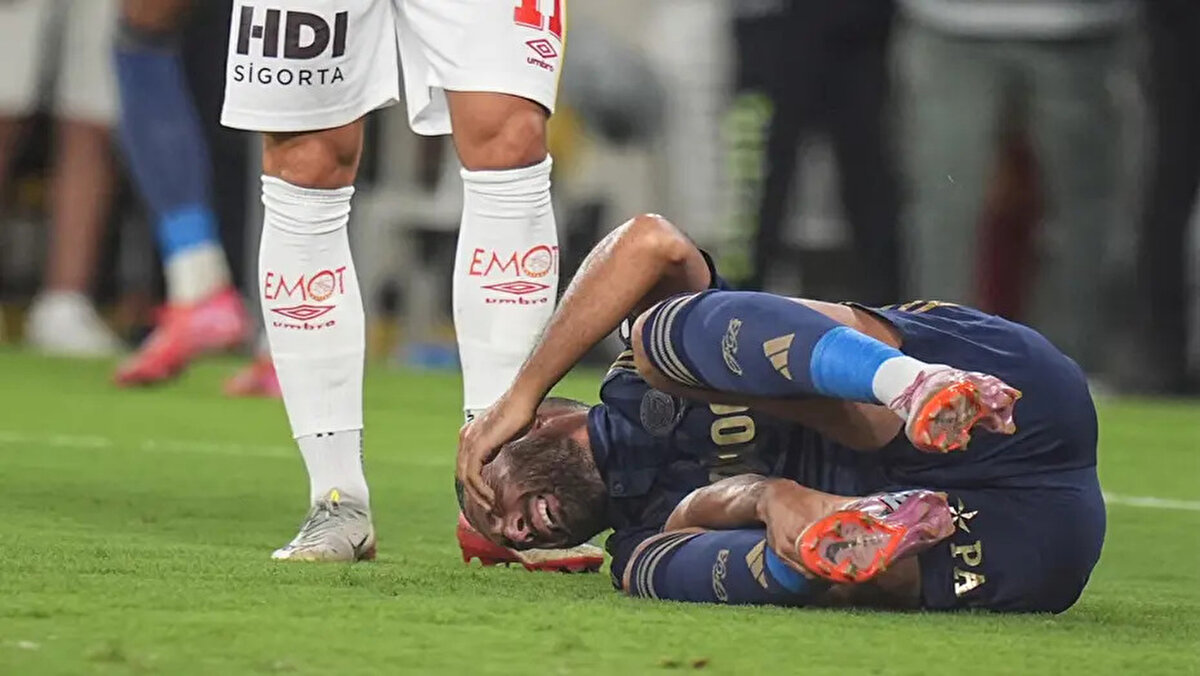 Sakatlığı bulunan ve Benfica'ya karşı oynayamayacak olan Cenk Tosun, UEFA kadrosundan çıkarıldı.<br>