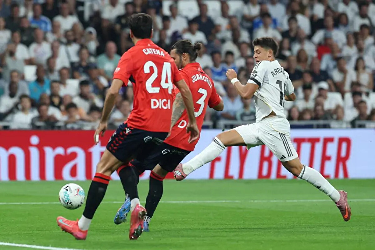 Karşılaşmanın ardından Arda Güler'le ilgili açıklamalarda bulunan Alonso, "Arda Güler, takıma katıldığından beri gözle görülür bir gelişim gösterdi." dedi.<br>