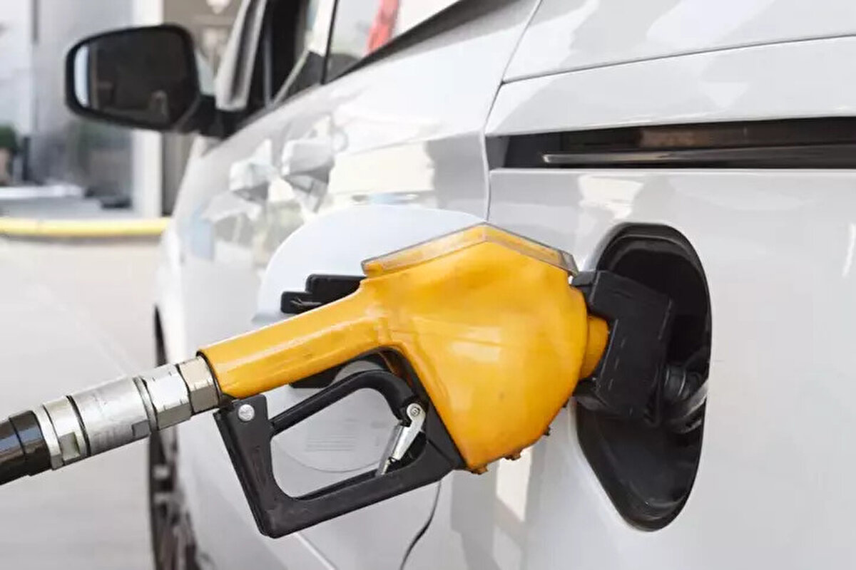 Akaryakıt Fiyatlarını Belirleyen Faktörler<br><br>Türkiye’de benzin, motorin ve LPG fiyatlarını etkileyen başlıca faktörler şunlardır:<br>* Brent petrol fiyatları: Küresel piyasalardaki dalgalanmalar, pompa fiyatlarına doğrudan yansır.<br>* Döviz kurları: Türk lirasındaki değer kaybı, akaryakıt maliyetlerini artırır.<br>* ÖTV ve EPDK düzenlemeleri: Vergi ve yasal düzenlemeler, fiyatlarda ani değişikliklere yol açabilir.