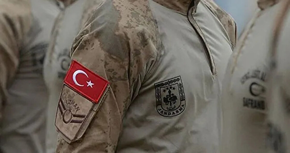 Jandarma Uzman Erbaş Alımı Başvuru Şartları<br>2025 Jandarma uzman erbaş alımına başvurmak isteyen adayların sağlaması gereken temel şartlar şu şekilde:<br>* Türkiye Cumhuriyeti vatandaşı olmak<br>* Askerlik hizmetini tamamlamış veya muaf olmak<br>* Belirlenen yaş aralığında bulunmak<br>* Fiziksel yeterlilik koşullarını taşımak<br>Detaylı şartlar, 2026 Yılı Jandarma Genel Komutanlığı Uzman Erbaş Temini Kılavuzu ile duyurulacak.