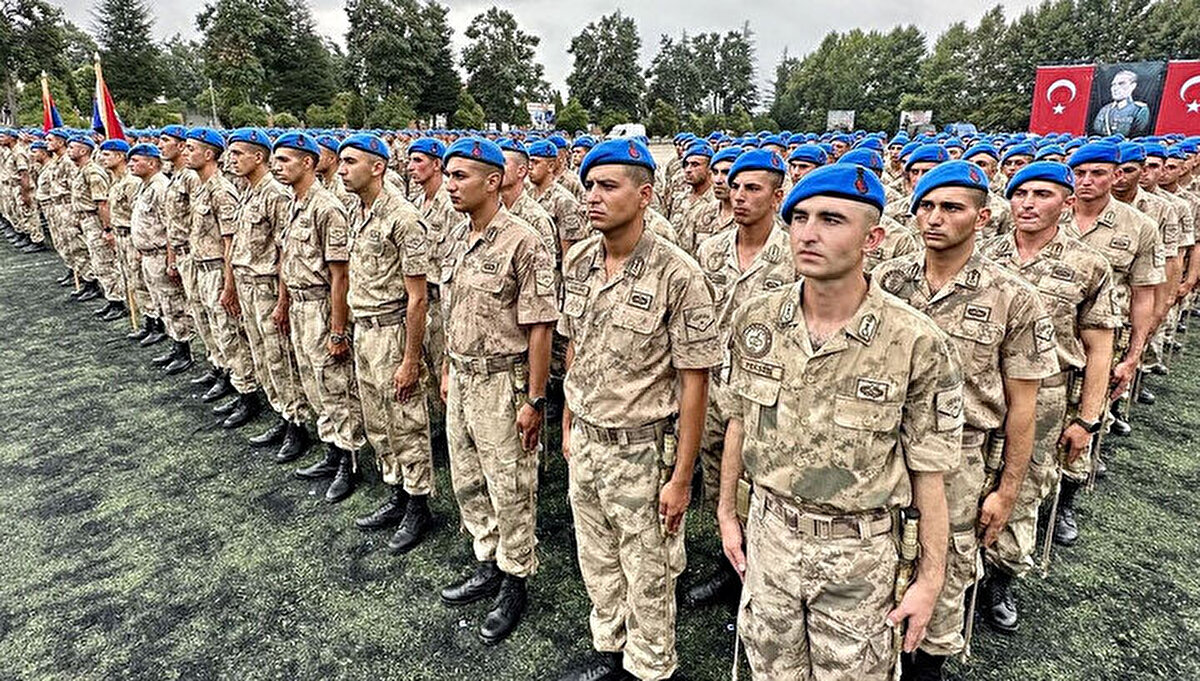 Jandarma Uzman Erbaş Alımı Branş Dağılımı 2025<br>JGK’nın 2025 yılı uzman erbaş alımında farklı branşlarda kontenjanlar şu şekilde belirlendi:<br>* 7.087 kişi Jandarma<br>* 500 kişi Sıhhiye<br>* 300 kişi Lojistik (mesleki nitelikli)<br>* 80 kişi Muhabere<br>* 10 kişi Havacılık (5 uçak/helikopter teknisyen yardımcısı, 5 havacılık itfaiyecisi)<br>* 10 kişi Bando<br>* 10 kişi Bot Serdümeni<br>* 3 kişi At Bakıcısı<br>Toplamda 8.000 uzman erbaş alımı yapılacak.