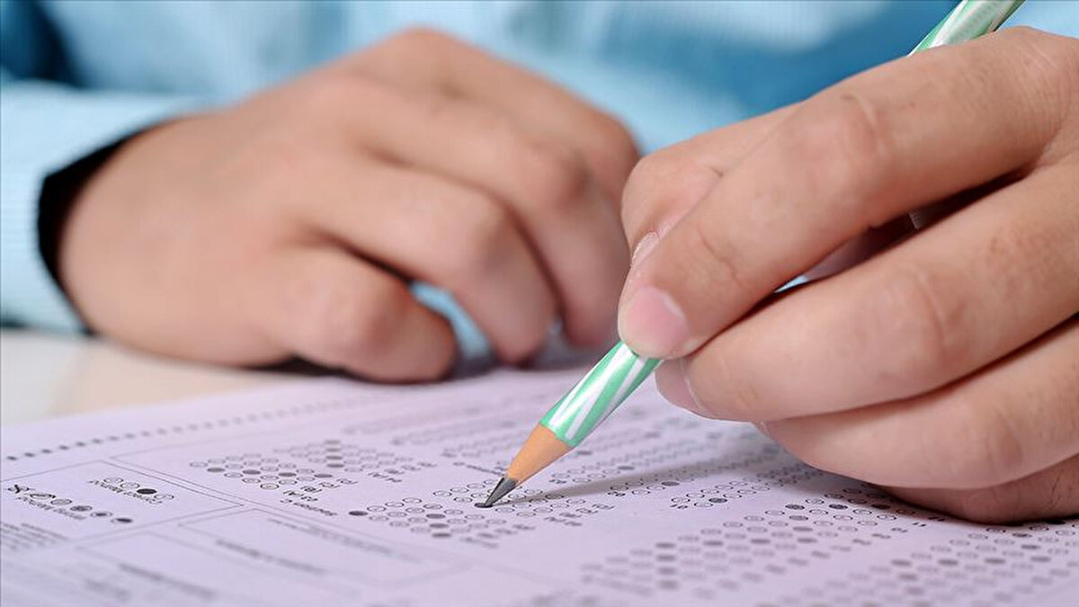 ÖSYM DGS 2025 Kontenjanları ve Taban Puanlar<br>
DGS 2025 kontenjanları, ÖSYM’nin yayımlayacağı tercih kılavuzunda yer alacak. Bu kılavuz, hangi lisans programlarının hangi önlisans alanlarından öğrenci kabul edeceğini ve taban puanları gösteren kritik bir rehber olacak.