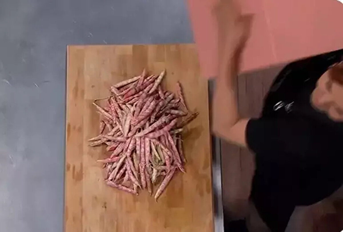 MasterChef Türkiye 2025 Yeni Sezonunda Heyecan Sürüyor<br><br>MasterChef Türkiye 2025 sezonu, izleyicilere rekabet ve sürprizlerle dolu anlar sunmaya devam ediyor. Takımların ve yarışmacıların performansları, her bölümde eleme adaylarını belirlerken heyecan dorukta. İzleyiciler, bir sonraki dokunulmazlık oyununda hangi takımın kazanacağını ve eleme potasındaki isimleri merakla bekliyor.