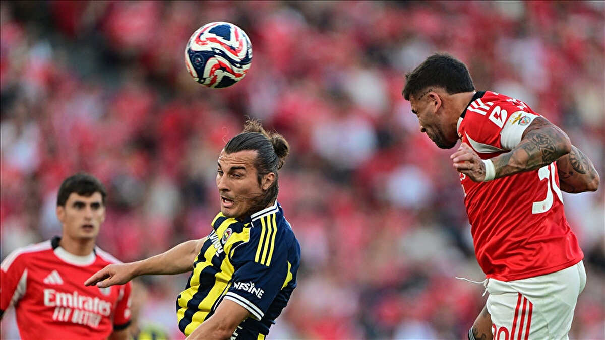 İLK 11'LER
Fenerbahçe: İrfan Can Eğribayat, Mert Müldür, Skriniar, Oosterwolde, Amrabat, Fred, Semedo, Archie Brown, Szymanski, Jhon Duran, En-Nesyri<br><br>Benfica: Trubin, Dedic, Antonio Silva, Otamendi, Dahl, Florentino, Enzo, Richard Ríos, Aursnes, Kerem Aktürkoğlu, Pavlidis.