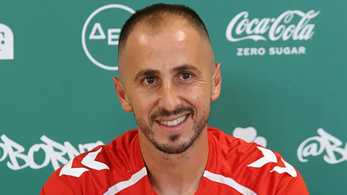 Zeki Yavru'nun bu cevabı verdikten sonra 17-18 saniye boyunca ifadesini hiç bozmadan gülümsemesi ise sosyal medyada gündem oldu.<br>