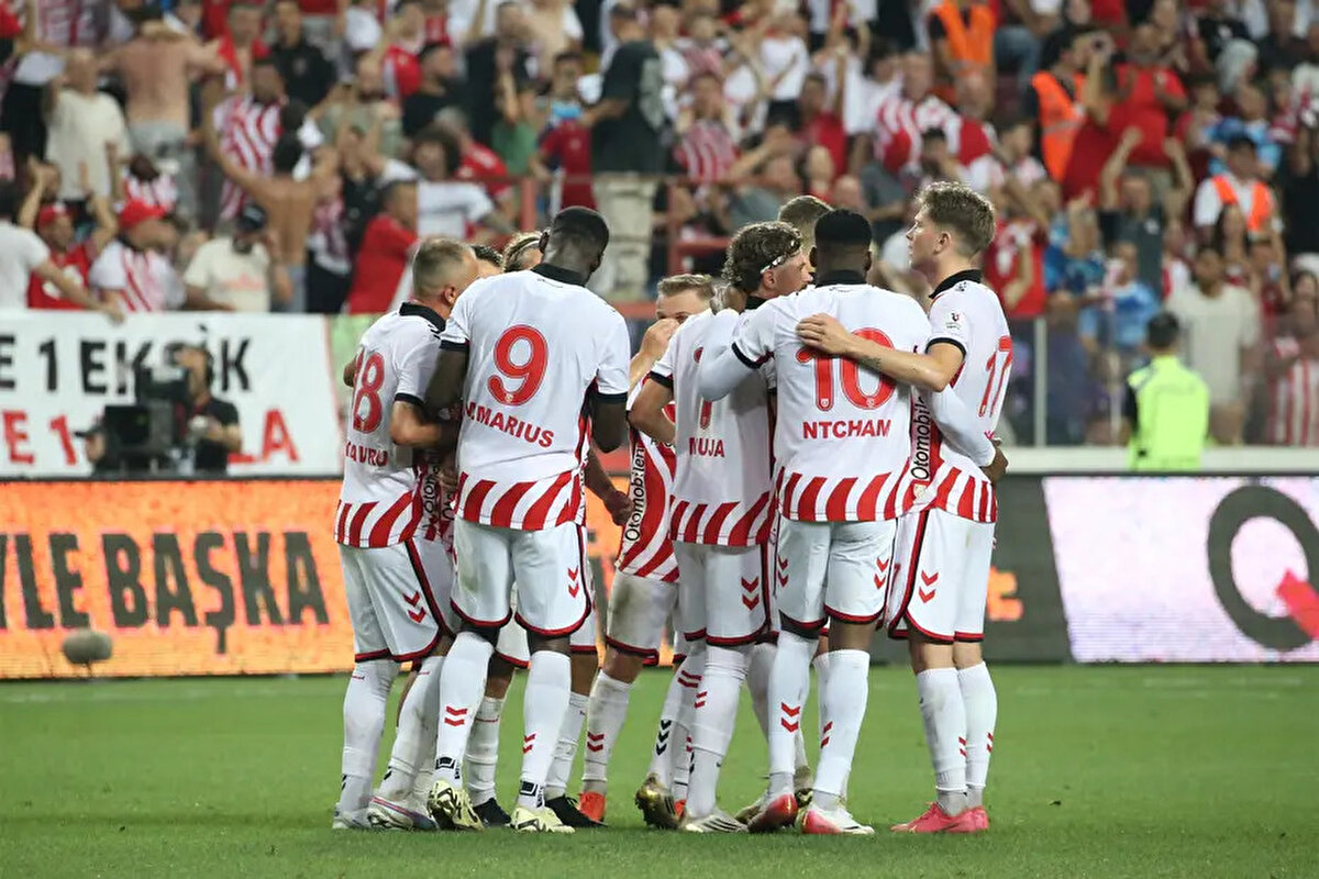 Basın toplantısında Yunan gazetecinin karşılaşmanın favorisini sorduğu Zeki Yavru, "Hiçbir maç sahada oynanılmadan kazanılmaz. Belki de kendileri Panathinaikos'un favori olduğunu düşünüyorlar ama yarın biz onları hayal kırıklığına uğratmak istiyoruz." dedi.<br>