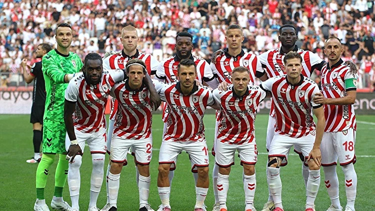 Samsunspor'un kaptanının bu görüntüsü büyük ilgi görürken Karadeniz ekibinin taraftarları Zeki Yavru'dan övgüyle bahsettikleri yorumlarda bulundu.<br>