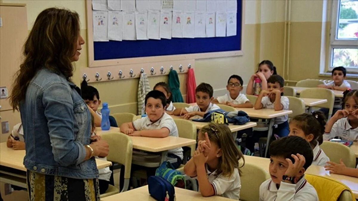 Ücretli öğretmenlik başvuru süreci<br><br>MEB, her yıl olduğu gibi bu yıl da kadrolu ve sözleşmeli öğretmen atamalarının ardından boş kalan derslikler için ücretli öğretmen görevlendirmesi yapıyor. 2025-2026 eğitim öğretim yılı için başvurular temmuz ayında alınmış ve adaylar il/ilçe milli eğitim müdürlükleri üzerinden işlemlerini tamamlamıştı.<br>Başvuruların sona ermesiyle birlikte öğretmen adaylarının gündeminde, sonuçların açıklanacağı tarih yer alıyor.