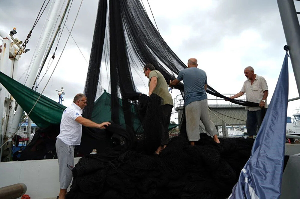 Balık sezonu 1 Eylül’de açılıyor<br><br>Av yasağının sona ermesiyle birlikte balıkçılar yeniden denizlere açılacak. Bu yıl palamutun az olacağı öngörülürken, hamsi, istavrit ve lüferin bol çıkması bekleniyor. Balıkçılar, sezonun verimli geçeceğini ve vatandaşların özellikle hamsiyle doyacaklarını belirtiyor.<br>Rumeli Feneri’nde hazırlıklar tüm hızıyla sürerken, bazı tekneler bakım ve onarım için karaya çekilerek boyanıyor. Ağlarını tamir eden balıkçılar ise sezonu umutla karşılıyor.