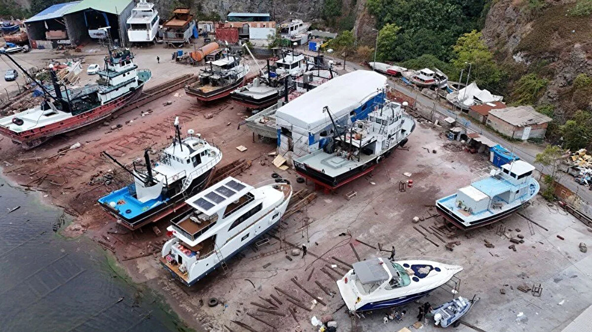 “Bu sene palamut az olacak, hamsi bol”<br><br>13 yaşından bu yana balıkçılık yapan Şaban Şengül, palamut balığının bu yıl çok az göründüğünü belirterek, “Vatandaşlarımız hamsi, istavrit ve lüfere doyacak. Palamut olursa da az ve pahalı olur” dedi.<br>Bir diğer balıkçı Eyüp Şengül ise hamsinin bol olacağına dikkat çekerek, “Bizden alanların biraz insaflı olması lazım. Balık tezgâhlarda yüksek fiyatla satılmasın ki halk ucuz balık yiyebilsin” diye konuştu.<br>Yarım asrı aşkın süredir balıkçılık yapan Fuat Sert ise mazot fiyatlarının kendilerini zorladığını vurguladı: “Mazot masrafı neredeyse balığın yarısını götürüyor. Devletin bu soruna çözüm bulması gerekiyor” ifadelerini kullandı.