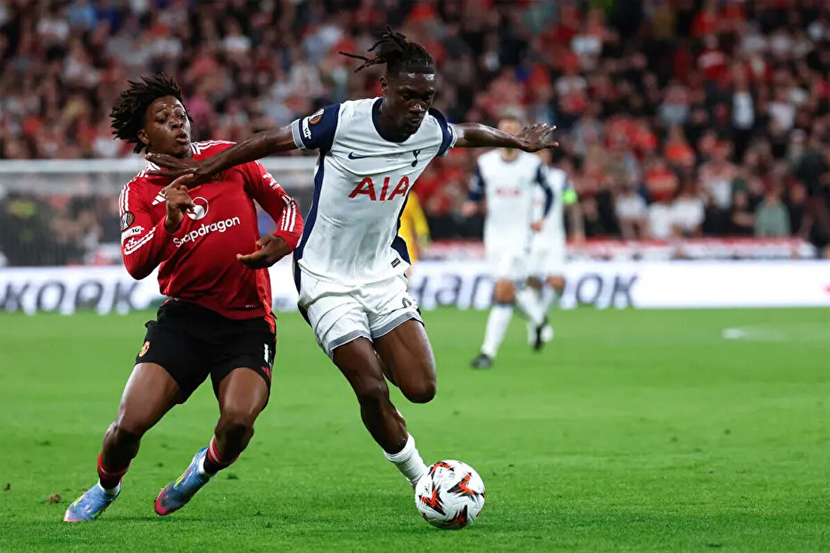 Ancak Tottenham'ın önceliği Malili futbolcuyu bonservisiyle elinden çıkarmak. İngiliz ekibinin bu doğrultuda Galatasaray'dan 15 milyon euro talep ettiği aktarıldı.<br>