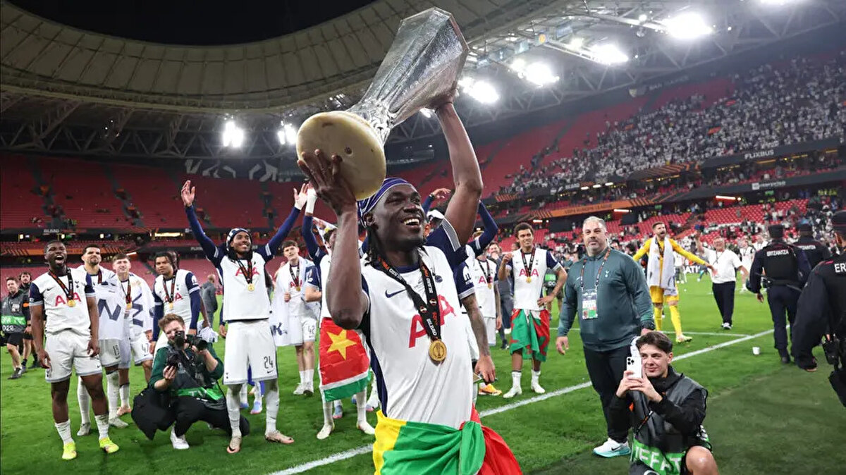 Öte yandan futbolcunun da Galatasaray forması giymeye sıcak baktığı bu nedenle sarı-kırmızılı yönetimin, görevlendirdiği temsilcileri Tottenham'ı ikna etmesi için İngiltere'ye gönderdiği belirtildi.<br>