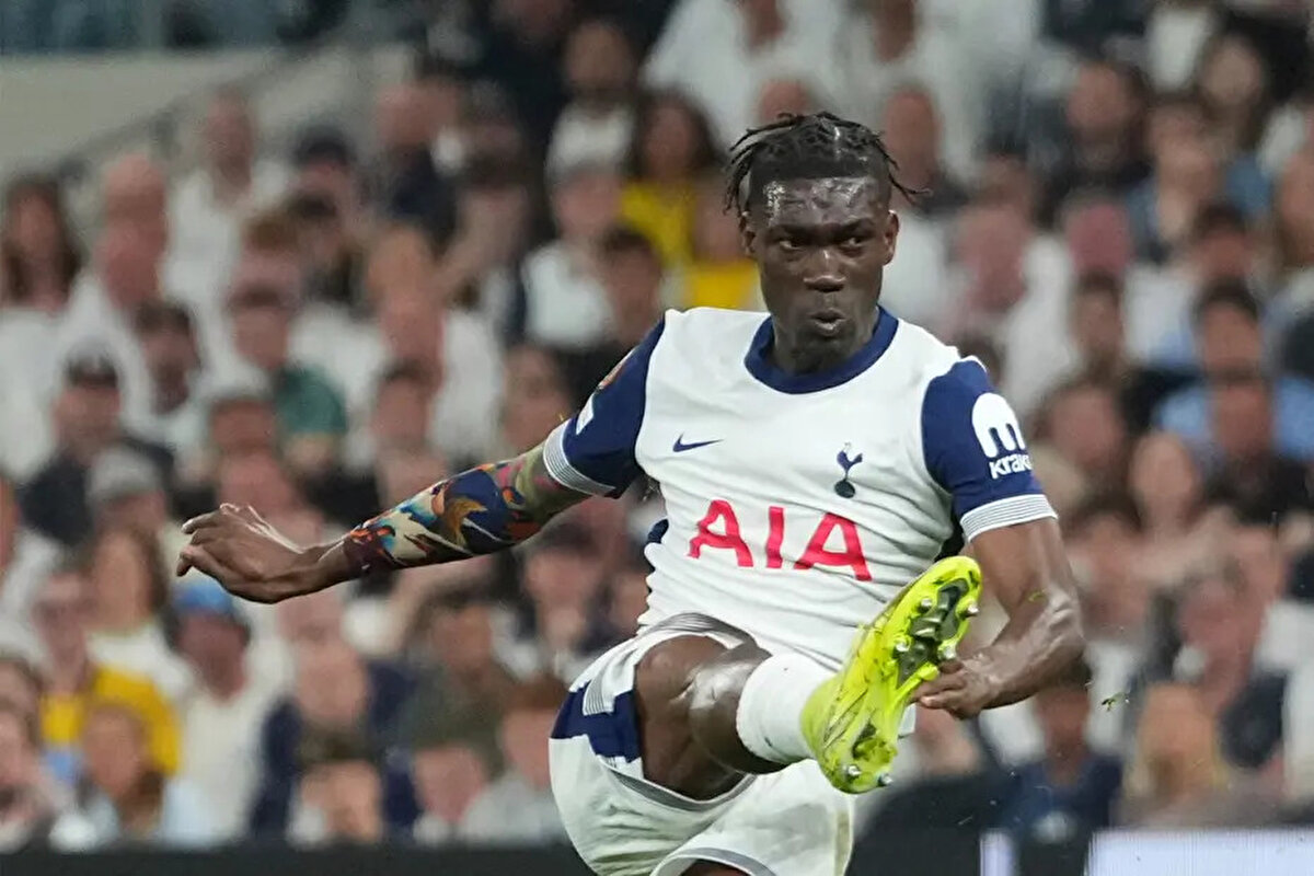 Türkiye Gazetesi'nde yer alan habere göre Galatasaray, Fenerbahçe'nin de gündemine gelen Bissouma'yı satın alma opsiyonuyla kiralamak istiyor.<br>