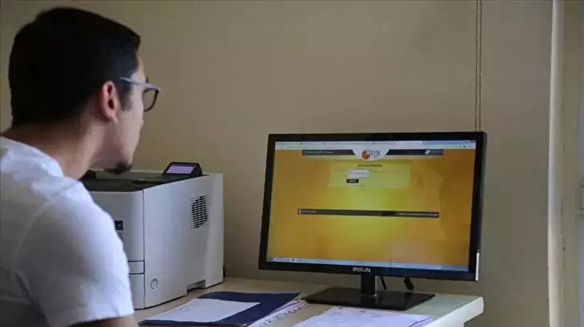 DGS tercihleri nasıl yapılır?<br><br>DGS tercihleri, ÖSYM’nin Aday İşlemleri Sistemi (AİS) üzerinden T.C. kimlik numarası ve şifre ile elektronik ortamda gerçekleştirilecek. Adaylar, yayımlanacak kılavuzda yer alan kontenjanlar doğrultusunda tercih listelerini oluşturabilecek.