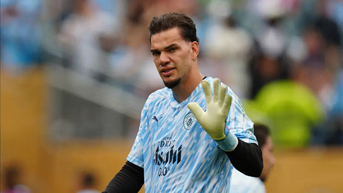 Muslera'nın ayrılığı sonrası henüz kaleci transferinde sonuca ulaşamayan Galatasaray, Ederson için yoğun mesai harcadı.<br>