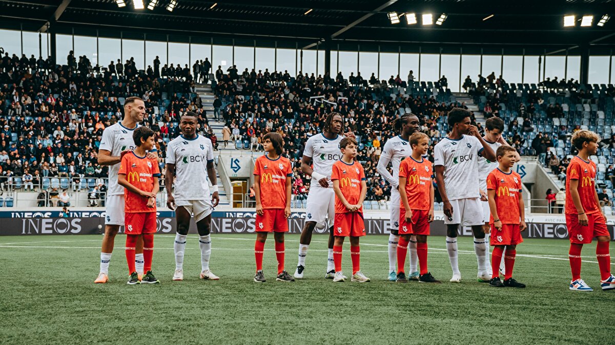 "Beşiktaş, kesinlikle rakibi Lausanne’ı küçümsememeli. Çünkü Laussane takımı 90 dakika saha içinde kalabilen bir takım. Teknik direktörleri de istek ve arzu noktasında takımla birlikte 90 dakikayı sahada yaşayan bir isim. Beşiktaş turun favorisi olarak görünse de kendilerini zor bir müsabakanın beklediğini söyleyebilirim."