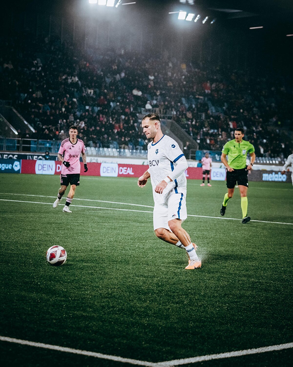 "Lausanne son yıllarda İsviçre’nin en profesyonel biçimde yönetilen takımlarından birisi haline geldi. Kulüp disiplini, genç oyunculara verilen değer ve tesisleşme süreçlerini çok başarıyla gerçekleştiriyorlar. Zaten son zamanlardaki oyuncu satışları ile bu durumu kanıtlamaya başladılar. Ülkemize bu sezon gelen Archie Brown bunun en iyi örneklerinden birisi."