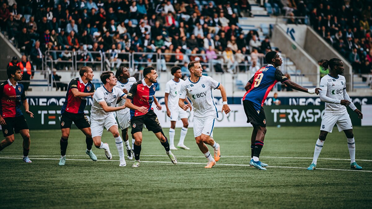 "Beşiktaş stadyuma adaptasyon konusunda bir takım sıkıntılar yaşayabilir. Çünkü Tüpraş Stadyumu'nda çok farklı düzeyde bir atmosfer Beşiktaş’ı bekliyor. Stadyum daha küçük, saha suni çim ve hava koşulları Beşiktaş açısından risk yaratabilir."