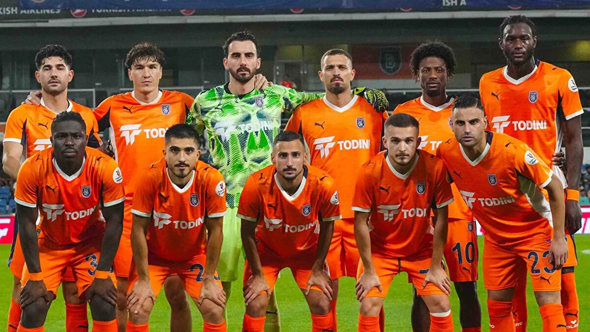 Craiova Romanya Ligi’nde zirvede<br><br>Rakip Universitatea Craiova, Romanya Ligi’nde sezona oldukça formda başladı. 11 Temmuz’da başlayan yeni sezonda 6 maça çıkan Craiova ekibi, 5 galibiyet ve 1 beraberlik alarak topladığı 16 puanla zirvede yer alıyor. Konferans Ligi’nde ise 4 maça çıkan Rumen ekibi, 2 galibiyet ve 2 mağlubiyet elde etti. Bu sezon oynadığı karşılaşmalarda 22 gol atan Craiova, kalesinde ise 13 gol gördü.