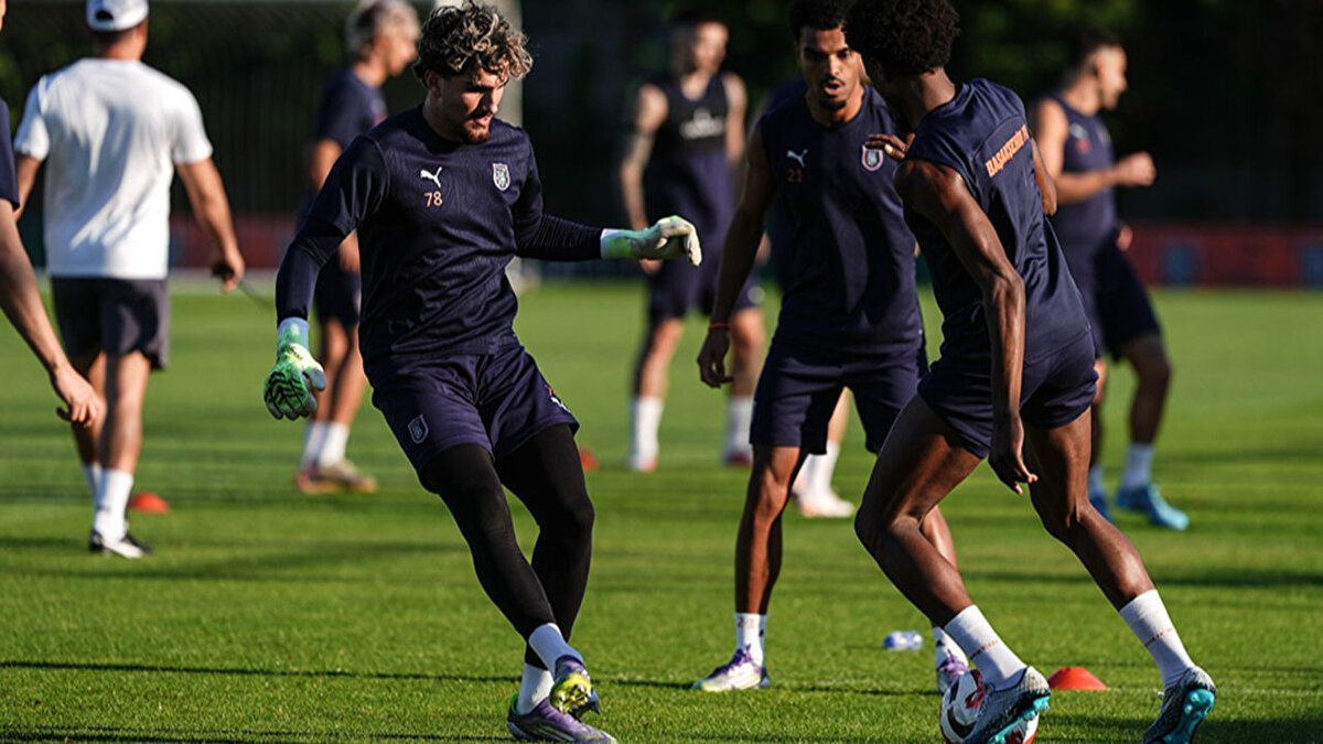 Başakşehir - Universitatea Craiova maçı hangi kanalda?<br><br>Kritik mücadele TRT 1 ekranlarından ve Tabii dijital platformundan canlı yayınlanacak. Karşılaşmayı Arnavutluk Futbol Federasyonu’ndan Juxhin Xhaja yönetecek. Xhaja’nın yardımcıları Arber Zalla ve Rejdi Avdo olurken, dördüncü hakem olarak Olsid Ferataj görev alacak. VAR’da Kreshnik Barjamaj, AVAR’da ise Olsion Yzeiraj bulunacak.