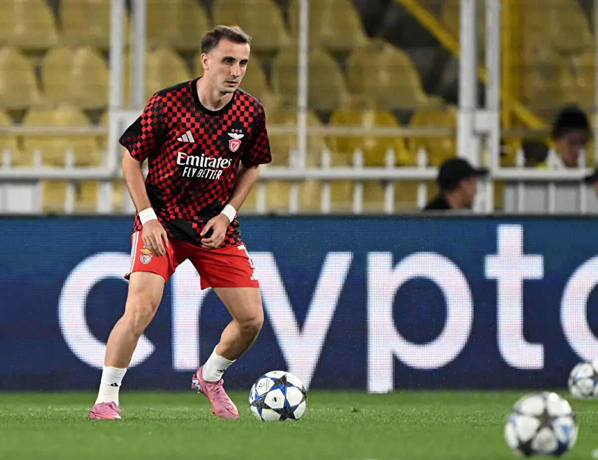 Lage, Kerem'le ilgili soruya, "Kerem Aktürkoğlu büyük bir oyuncu. Onunla ve Orkun’la çalışmaktan oldukça keyif aldım. Kerem de Benfica’da mutlu. Hocası olarak yapmam gereken tek şey onun iyi performans göstermesini sağlamaktı. Diğer konular tamamen başkanların arasında." yanıtını verdi.<br>