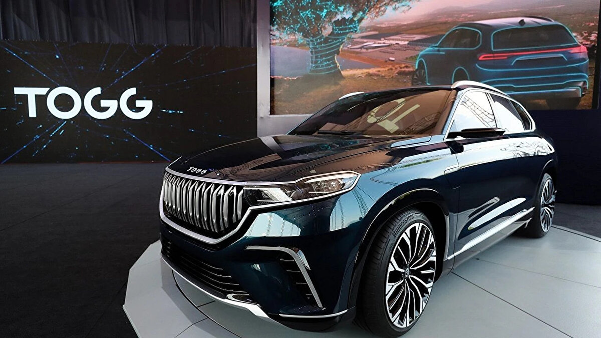 Bu yöntem, alıcıların yüksek nakit ihtiyacını ortadan kaldırıyor ve sıfır km araç sahibi olmayı kolaylaştırıyor. Diğer markalarda ise sıfır araç almak için genellikle 1 milyon TL civarında nakit gerekiyor.