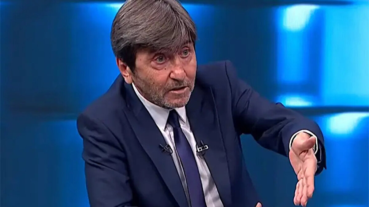 Bu neden biliyor musun? Kırmızı kart 4 dakikası. Hakem öyle bir ayarlıyor ki oynatıyor tık faulü hemen çalıyor. Bitirmek istiyor artık görüyorum o hakemi.<br>