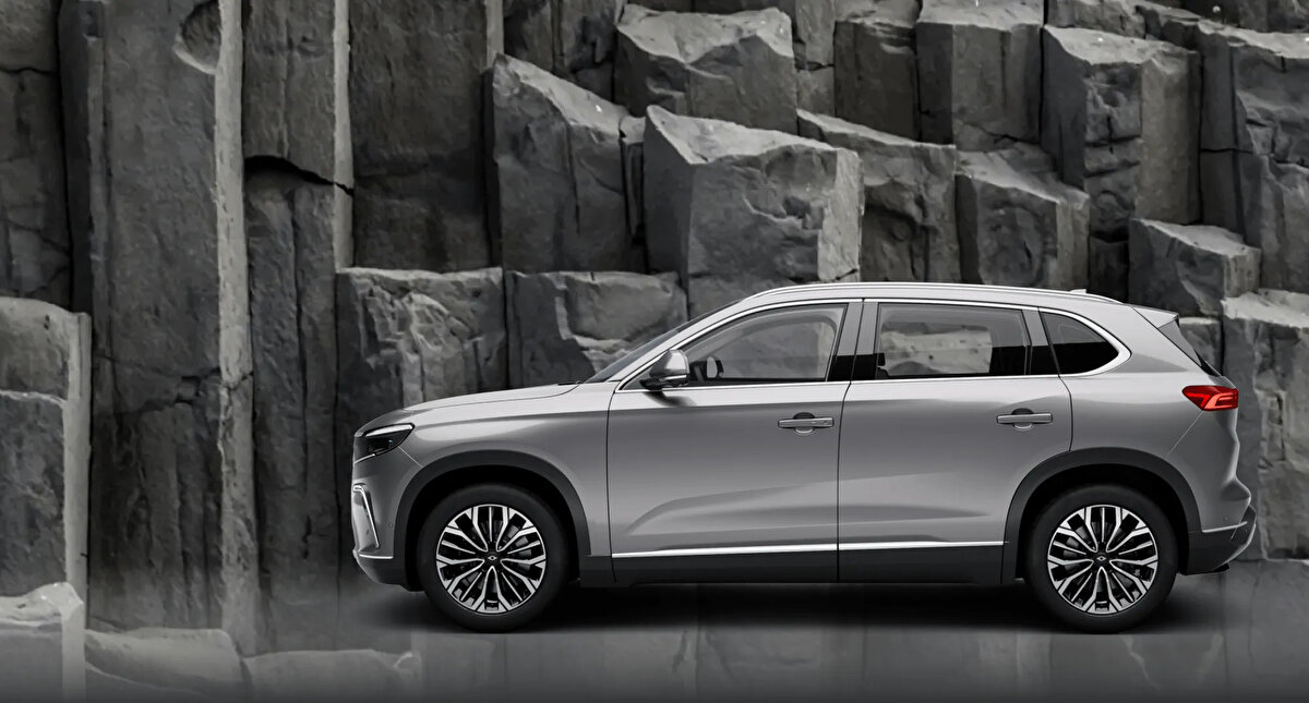 TOGG T10X, üç farklı donanım ve menzil seçeneğiyle satışa sunulmaktadır:<br><br> V1 RWD Standart Menzil<br><br> Fiyat: 1.862.000 TL<br><br> Menzil: 314 km<br><br> Batarya Kapasitesi: 52,4 kWh<br><br> Motor Gücü: 160 kW (yaklaşık 218 HP)<br><br> Sürüş Sistemi: Arka tekerlekten tahrik (RWD)<br><br> V1 RWD Uzun Menzil<br><br> Fiyat: 2.172.000 TL<br><br> Menzil: 523 km<br><br> Batarya Kapasitesi: 88,5 kWh<br><br> Motor Gücü: 160 kW (yaklaşık 218 HP)<br><br> Sürüş Sistemi: Arka tekerlekten tahrik (RWD)<br><br> V2 RWD Uzun Menzil<br><br> Fiyat: 2.363.000 TL<br><br> Menzil: 523 km<br><br> Batarya Kapasitesi: 88,5 kWh<br><br> Motor Gücü: 160 kW (yaklaşık 218 HP)<br><br> Sürüş Sistemi: Arka tekerlekten tahrik (RWD