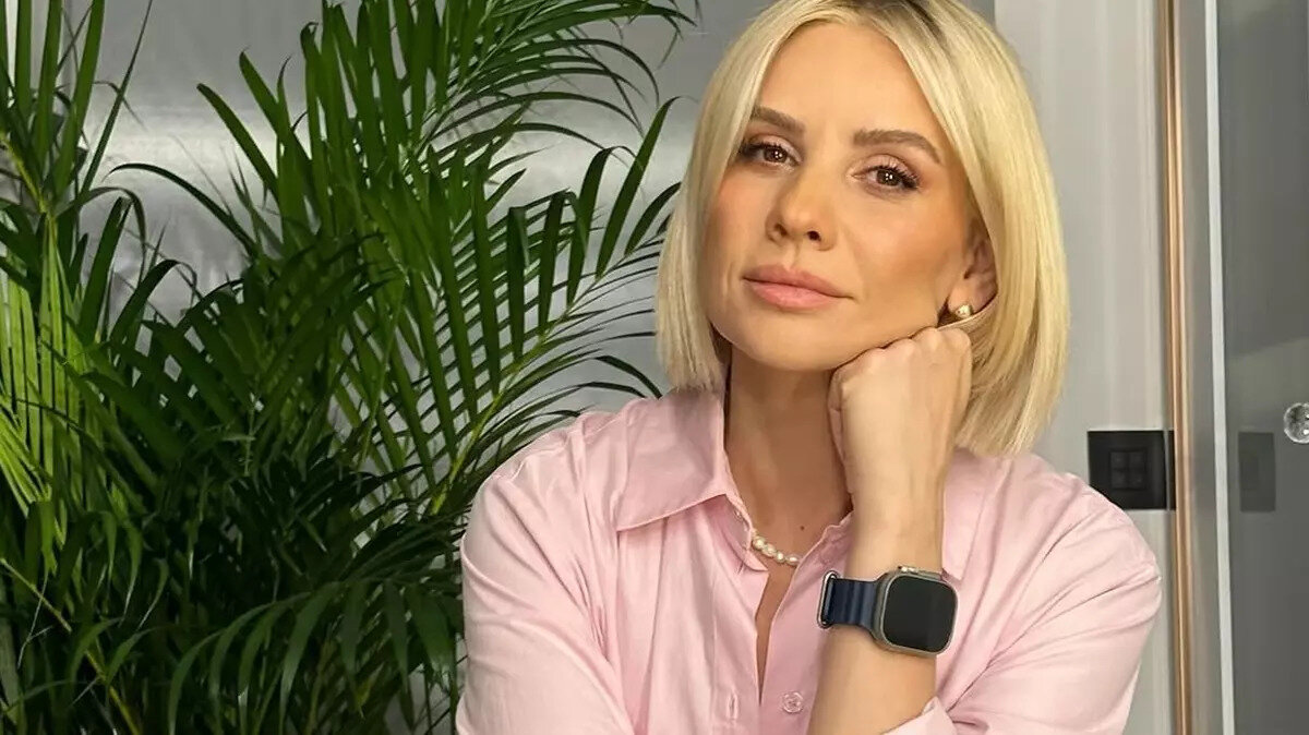 Esra Erol’da yeni sezon için geri sayım başladı<br><br>Hafta içi her gün ATV ekranlarında yayınlanan Esra Erol’da programı, yeni sezon hazırlıklarını tamamladı. Aile içi sorunlardan kayıp dosyalarına, evlilik hayallerinden toplumsal konulara kadar geniş bir yelpazede ele alınan program, 2025 sezonunda da izleyicisiyle buluşacak.