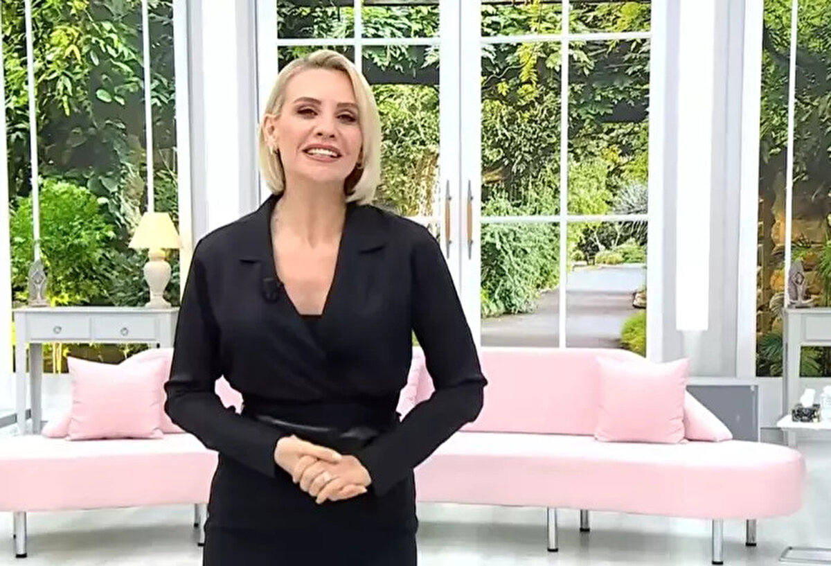 Esra Erol’da yeni sezonda izleyiciyi neler bekliyor?<br><br>Her sezon farklı dosyalar ve dikkat çekici hikâyelerle gündeme gelen programda, bu yıl da çarpıcı gelişmelerin yaşanması bekleniyor. Uzman konuklar, canlı bağlantılar ve stüdyodaki anlar yine gündem yaratacak.