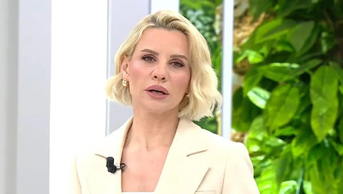 Esra Erol’da yeni sezon 1 Eylül’de başlıyor<br><br>Hafta içi her gün ATV ekranlarında yayınlanan Esra Erol’da programı, yeni sezon hazırlıklarını tamamladı. Aile içi sorunlardan kayıp dosyalarına, evlilik hayallerinden toplumsal konulara kadar geniş bir yelpazede ele alınan program, 2025 sezonunda da izleyicisiyle buluşacak.<br><br>Resmi açıklamaya göre Esra Erol’da, 1 Eylül 2025 Pazartesi günü yeni sezonuna başlayacak.