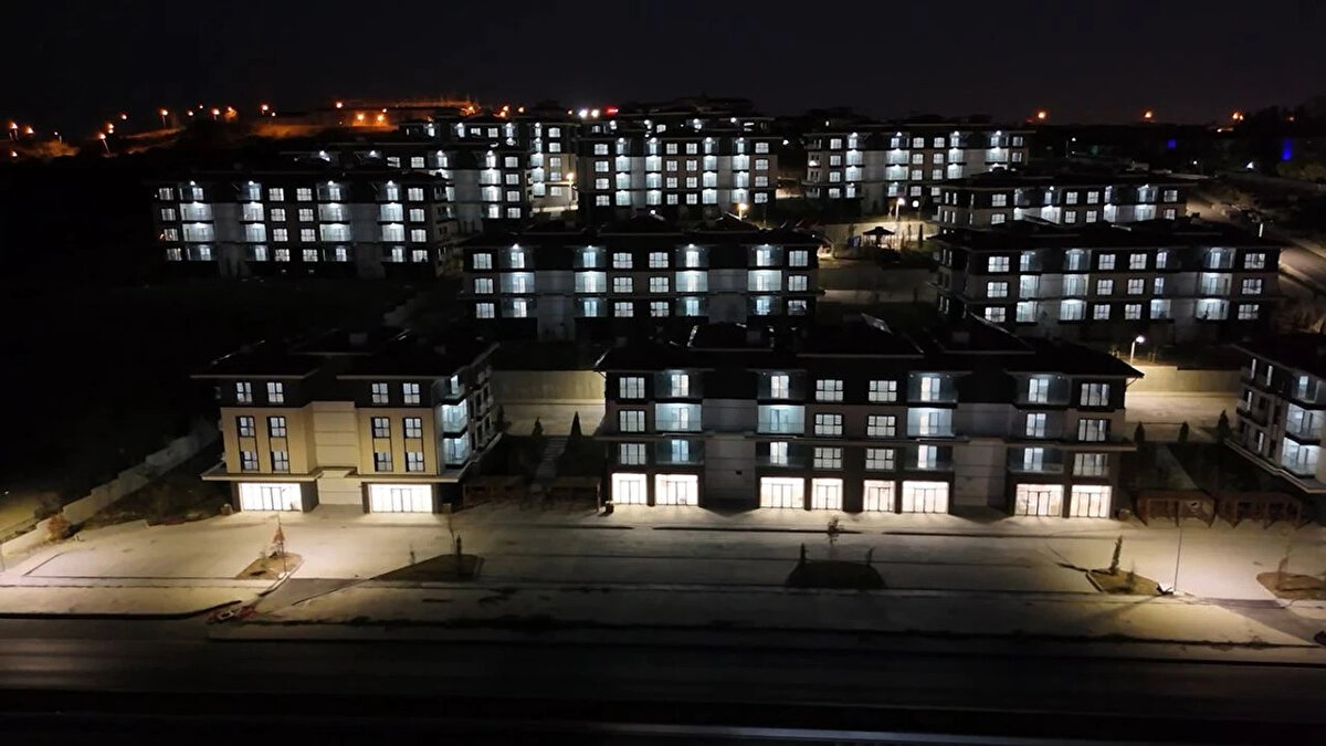 TOKİ ONLARCA SIFIR DAİRE SATACAK<br><br>TOKİ tarafından Elazığ İli, Palu İlçesi, Yazıbaşı Mahallesi 428 adet konut, 8 dükkan ve 1 adet 8 dükkanlı ticaret merkezi inşaatları kapsamında üretilecek 85 taşınmazın satışa çıkartılacağı açıklandı. Tüm daireler 2+1 olarak belirtildi.