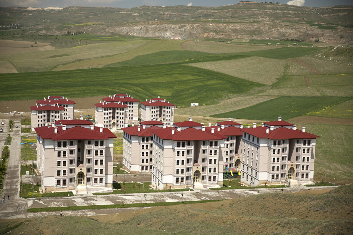 <br><br>KONUTLARA BAŞVURULAR BAŞLADI<br><br> <br><br>Elazığ'da TOKİ tarafından satılacak konutlara 20 Ağustos 2025 tarihinde başvurular başladı. Son başvuru tarihi 27 Ağustos 2025 olarak açıklandı.<br><br> <br>