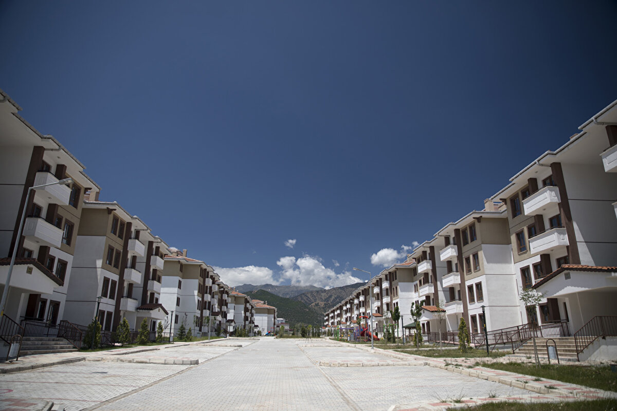 Taşınmazlardan en uygunu; 213.719 TL peşinat, 180 ay vade ve 10.685,94 TL taksitten başlayan fiyatlarla satılacak. Söz konusu konutun brüt alanı 85,9 metrekare ve net alanı 66,93 metrekare. Kat numarası bodrum olarak geçiyor.