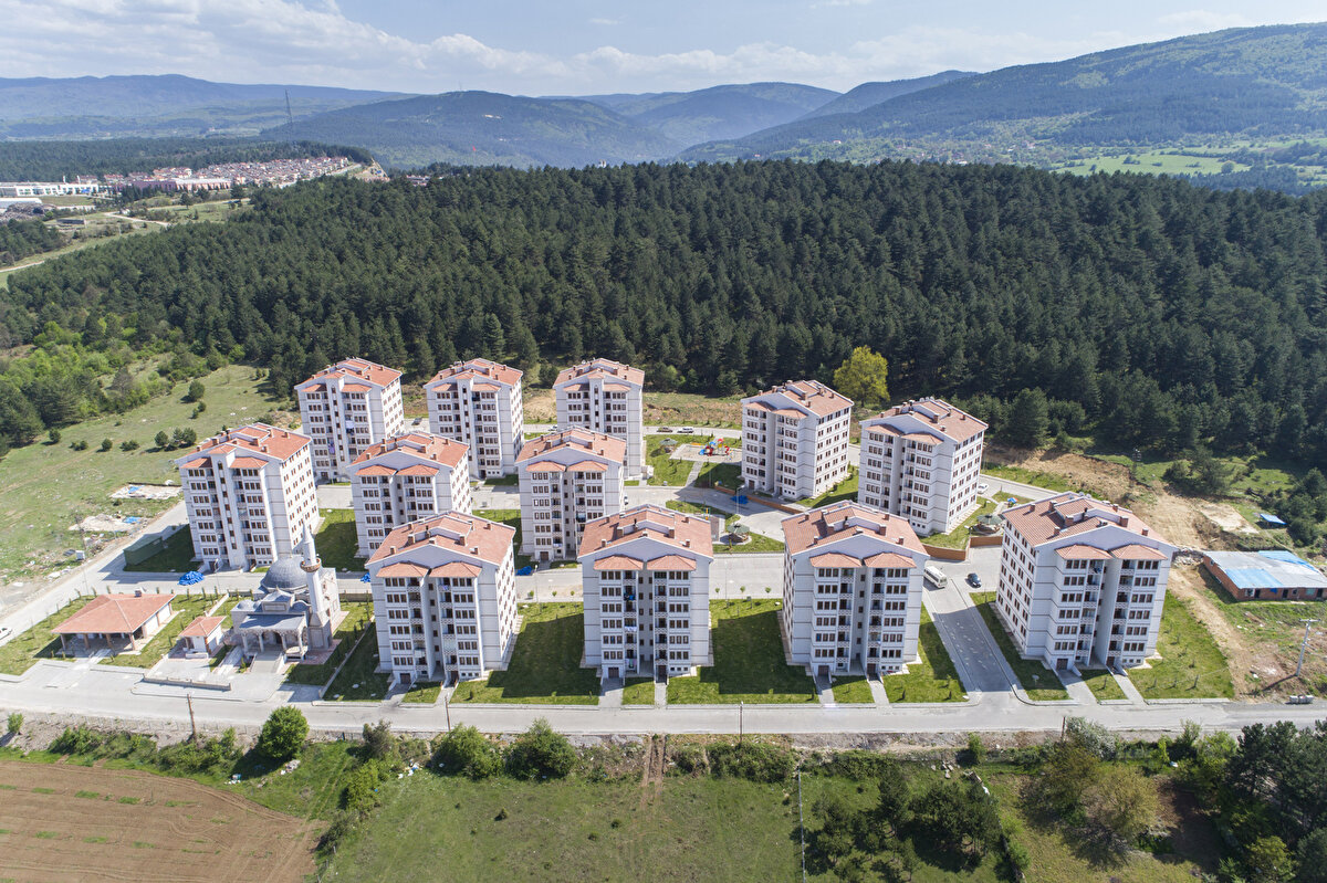 Daireler için borç bakiyesinin, tercih edilen peşinata göre 180 ay boyunca aylık taksitler halinde ödeneceği belirtildi. Konutlar için borç bakiyesi ile aylık taksitlerin, her yılın ocak ve temmuz aylarında olmak üzere yılda 2 kere, önceki 6 aylık dönemdeki memur maaş artış oranı uygulanarak artırılacağı açıklandı.