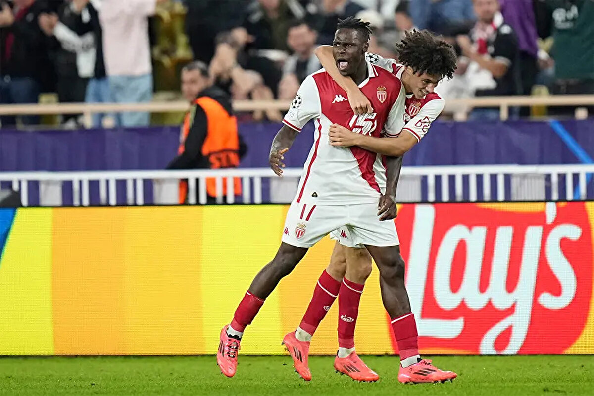 Singo'dan Galatasaray'a yanıt geldi<br><br>Okan Buruk'un hem sağ bek hem de stoper oynayan futbolcu istemesinin ardından yönetim, Wilfried Singo için harekete geçerken, oyuncudan sarı-kırmızılılara yanıt geldi.<br>