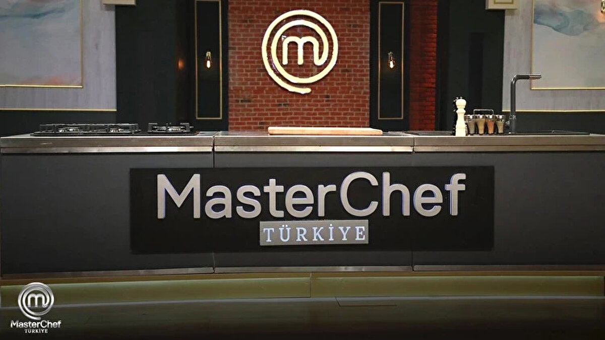 MasterChef’te ana kadroya giren 3. yarışmacı belli oldu<br><br>Böylece MasterChef Türkiye 2025’in ana kadrosuna yedeklerden dahil olan 3. yarışmacı Barış oldu. Yarışmanın takipçileri sosyal medyada da büyük ilgi gösterirken, MasterChef’teki rekabetin önümüzdeki günlerde daha da kızışması bekleniyor.