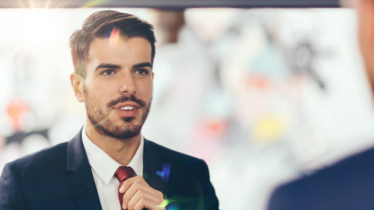 Müstağni:<br>İhtiyaçsız, tok gözlü, kanaatkâr