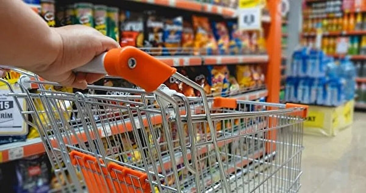 Depolardan bakkal ve pazarcılara da ürün sağlanacak<br><br>Cumhur Reyonu yalnızca büyük marketlerle sınırlı kalmayacak. Proje kapsamında büyükşehirlerde ve belirlenen bölgelerde devlet depoları kurulacak. Bu depolar üzerinden:<br>* Bakkallar<br>* Küçük marketler<br>* Pazarcı esnafı<br>* Yemek fabrikaları<br>da ürün tedarik edebilecek. Böylece sadece zincir marketler değil, küçük esnaf da ucuz gıdaya erişim sağlayacak.