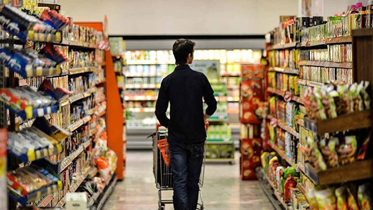 Cumhur Reyonu projesi sürdürülebilir mi?<br><br>Ekonomistler ve piyasa uzmanları, Cumhur Reyonu’nun dar gelirli vatandaşın gıda güvenliğini artıracağını vurguluyor. Ancak projenin etkili olabilmesi için:<br>* Tedarik zincirinde aksama yaşanmaması,<br>* Yeterli ürün arzının sağlanması,<br>* Marketlerin uygulamaya tam uyum göstermesi,<br>* Kamu, özel sektör ve STK’ların iş birliği içinde çalışması<br>gerekiyor. Aksi halde projenin kalıcı etkisi sınırlı olabilir.