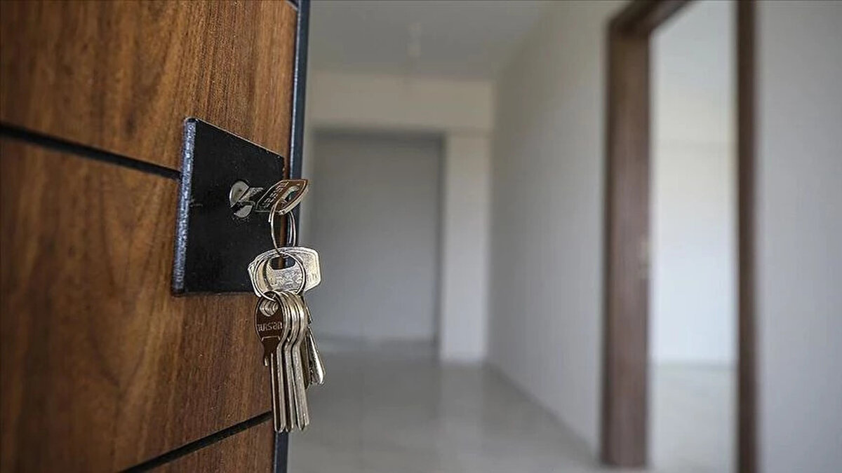 Öğrenci Krizi mi, Piyasa Oyunu mu?<br><br>Üniversitelerin açılmasına sayılı günler kala kira piyasasındaki fiyat hareketliliği, hem öğrenciler hem aileleri için endişe verici bir tablo oluşturuyor. Kimilerine göre bu durum talep kaynaklı bir kriz; kimilerine göre ise spekülatif bir manipülasyon. Gerçek olan şu: Barınma sorunu büyüyor ve kalıcı çözümler olmadan her yeni eğitim dönemi, binlerce öğrenci için aynı kabusa dönüşüyor.