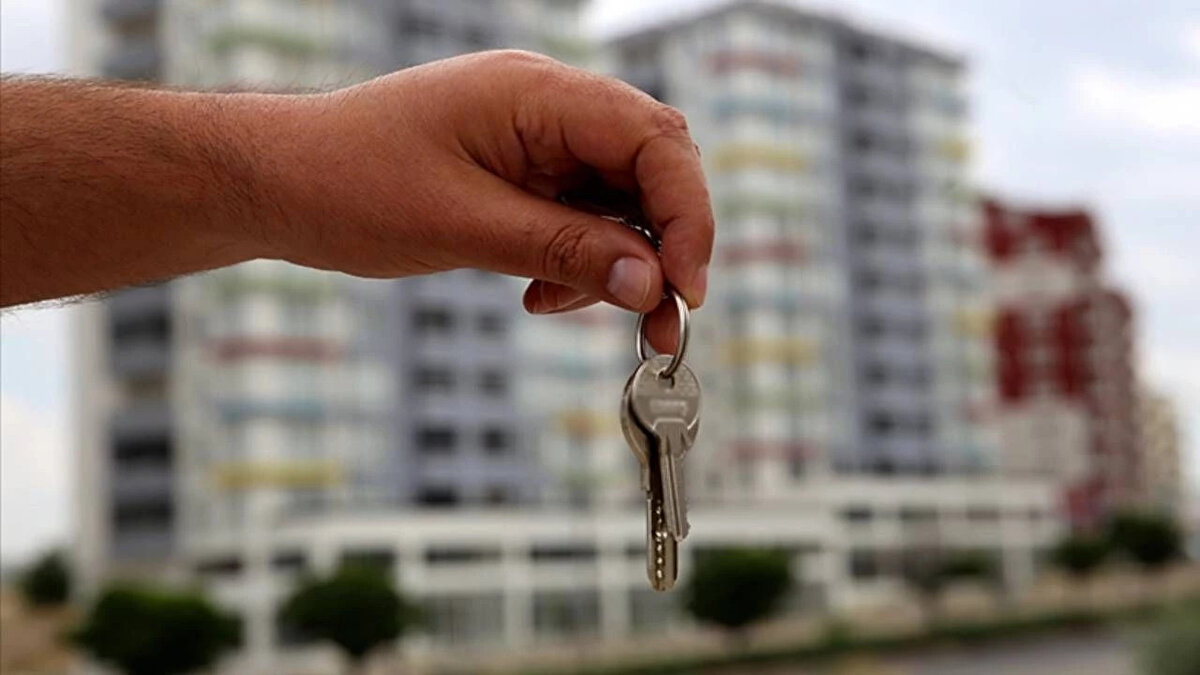 “Talep Yok, Fiyatlar Düşüyor”<br><br>Ancak sektörde görüş birliği yok. İstanbul Emlakçılar Odası Başkanı Nizamettin Aşa, piyasadaki genel görüşün aksine, öğrenci talebinin düştüğünü savundu. Aşa’ya göre, ev sahipleri evlerini kiraya veremediği için fiyatları düşürmek zorunda kalıyor:<br><br>“Eskiden bir ev boşalınca kapısında 5 kişi beklerdi. Şimdi her emlakçının elinde 5-10 boş ev var. Özellikle Fatih gibi bazı semtlerde talep neredeyse sıfır. ‘Öğrenciler yüzünden fiyatlar artıyor’ demek doğru değil.”