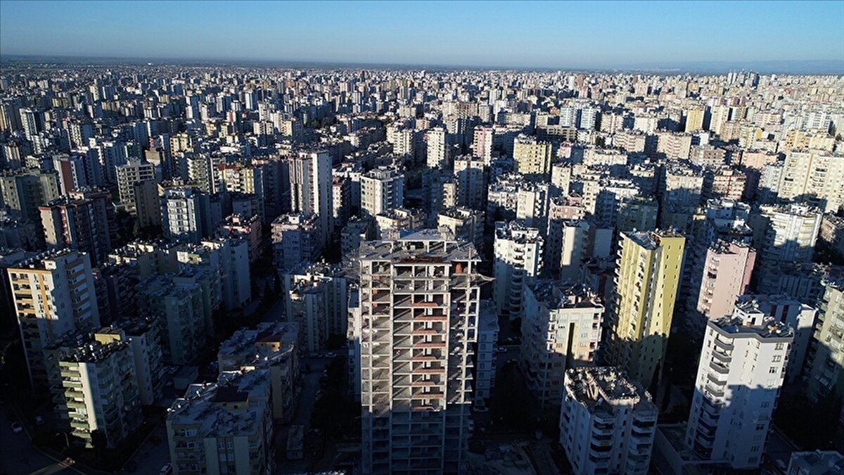 Akçam ayrıca, İstanbul, Ankara ve İzmir gibi büyükşehirlerde kira artışlarının son bir yılda %60’a ulaştığını, yeni dönemle birlikte bu artışın daha da hız kazanabileceğini söyledi. Ailelerin uygun fiyatlı konut arayışı, piyasada zaten bozulmuş olan arz-talep dengesini daha da zorlayacak gibi görünüyor.