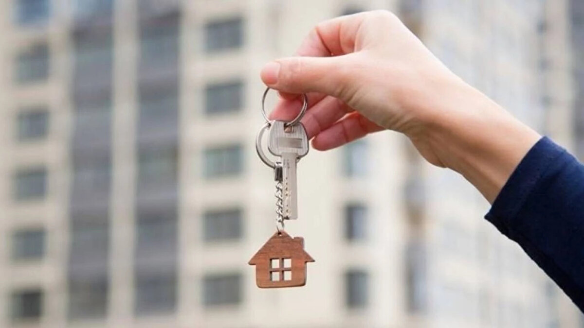 Sosyal Konut ve Denetimli Kira Sistemi Çağrısı<br><br>Akçam, sorunun yalnızca öğrencileri değil, tüm dar gelirli vatandaşları etkilediğini belirterek, kalıcı çözüm için sosyal konut projeleri, denetimli kira sistemleri ve yerel yönetimlerin barınma desteklerinin hayata geçirilmesi gerektiğini vurguladı:<br><br>“Bu şekilde devam ederse hem öğrenciler hem aileleri ciddi mağduriyet yaşayacak. Barınma artık bir hak olmaktan çıkıyor. Kamunun müdahalesi şart.”