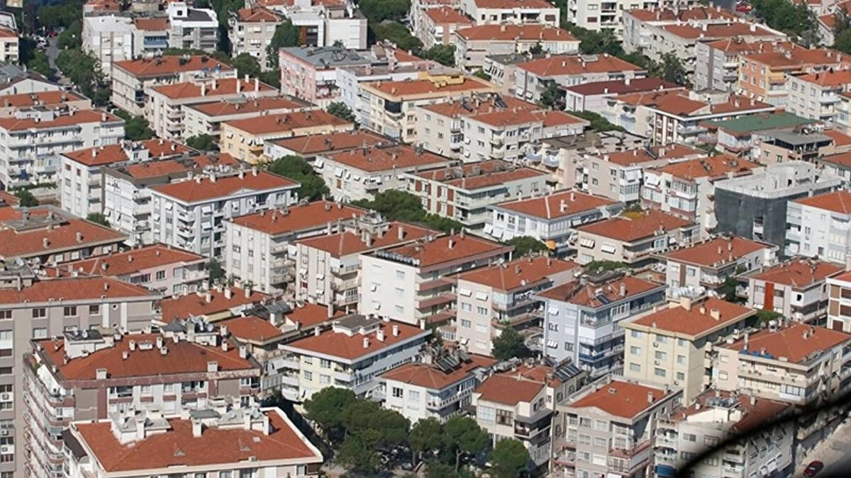 Ticaret Bakanlığı: 137 Milyon Lira Ceza Uyguladık<br><br>Öte yandan fahiş kira artışları ve piyasayı manipüle eden uygulamalara karşı Ticaret Bakanlığı da harekete geçti. Bakanlık, emlak piyasasında spekülatif fiyat artışları yapan işletme ve mülk sahiplerine bugüne kadar toplam 137 milyon lira idari yaptırım uygulandığını açıkladı. Denetimlerin artırılarak devam edeceği vurgulandı.